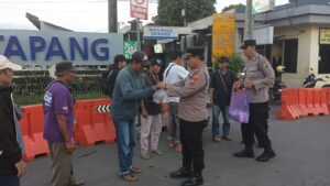 Polresta Banyuwangi Polsek Kawasan Pelabuhan Tanjungwangi; Bagikan Takjil Gratis di Pelabuhan ASDP Ketapang