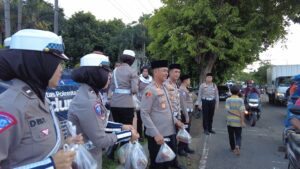 Wakapolresta Banyuwangi Bagikan Takjil Gratis kepada Masyarakat di Simpang 4 Karangente