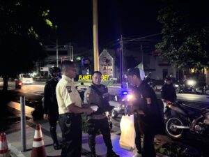 Patroli Malam Dibarengi Aksi Sosial, Tim Patroli Perintis Presisi Polresta Banyuwangi Berbagi Sahur dengan Mahasiswa