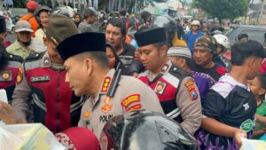 Kapolresta Banyuwangi Kembali Berbagi Takjil di Momen Ramadan