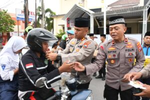 Berbagi Takjil Jelang Buka Puasa, Polres Madiun Kota Sosialisasikan Hotline 110 untuk Mudik Lebaran