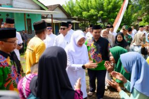 Jemput Bola Layanan Publik, Bupati Ipuk Sambangi Warga Kampung di Tengah Hutan Pinus