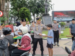 Berkah Ramadan Kapolrestabes Surabaya Bagikan 300 Paket Takjil