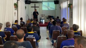 Lapas Permisan Nusa Kambangan Gelar Kegiatan Pembinaan Rohani, Pdt. Herman Sjahthi ajak Warga Binaan Perbaiki Nilai Spiritual