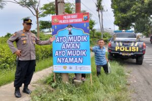 Polsek Kabat Pasang Banner Keselamatan di Jalur Rawan Jelang Mudik Lebaran 2025