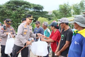 Ramadhan Berkah, Kapolres Kediri Kota Beri Bantuan Warga di TPA Sampah Pojok