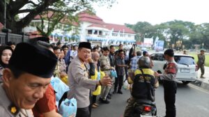 Pasca Aksi Demo Polresta Malang Kota dan Forkopimda Bersama GMNI Jatim Kerja Bakti dan Berbagi Sembako