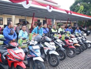 Polres Situbondo dan Bhayangkari Berbagi Ratusan Bingkisan Ramadhan untuk Driver Ojol