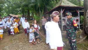 Babinsa Koramil 0825/20 Songgon Amankan Upacara Melasti Umat Hindu Di Telaga Rowo Bayu 