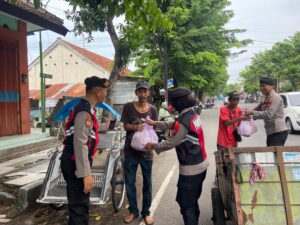 Polresta Banyuwangi Peduli; Salurkan Bansos untuk Masyarakat Kurang Mampu