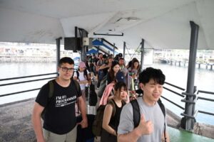 Wisatawan Asing Ramaikan Arus Mudik di Pelabuhan ASDP Ketapang Banyuwangi