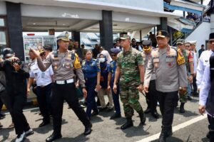 Kapolda Jatim Bersama Pangdam V Brawijaya dan Gubernur Tinjau Arus Mudik di Pelabuhan Ketapang