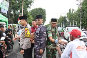 Kapolresta Banyuwangi, Dandim, dan Danlanal Bagikan Takjil kepada Warga; Wujud Sinergitas TNI-Polri