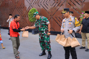 Sinergitas Polres Ngawi Bersama Kodim 0805 Gelar Ramadhan Berkah Berbagi Takjil