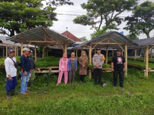 Budi Daya Pembibitan Cabai dan Tomat; Bhabinkamtibmas Polresta Banyuwangi Dukung Ketahanan Pangan dalam Program Pemanfaatan Lahan Pekarangan
