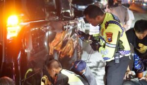Sigap Polantas Polres Tuban Bantu Pemudik yang Alami Pecah Ban Tuai Pujian