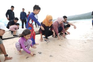 Bareng Anak dan Cucu, Gubernur Khofifah Liburan di Pulau Tabuhan Banyuwangi