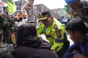 Polres Ponorogo Respon Cepat Bantu Pemudik yang Mengalami Kendala di Jalan