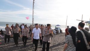 Libur Lebaran Kapolres Jember dan Jajaran Patroli Dialogis di Lokasi Wisata