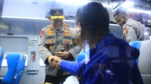 Kapolri Cek Langsung Pelayanan Arus Balik di Stasiun Tawang, Dorong Pemudik Gunakan Kereta Api