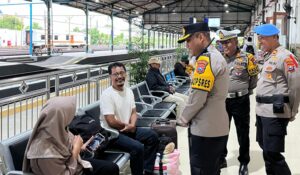 Pastikan Mudik Nyaman Kapolres Madiun Kota Pantau Keamanan di Stasiun Kereta Api