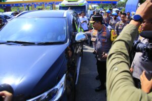 Kapolri Sapa dan Beri Bingkisan ke Pemudik di Tol Kalikangkung