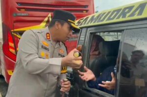 Pantau Arus Balik Lebaran di Mengkreng, Kapolres Kediri Berbagi Minuman Untuk Pengguna Jalan
