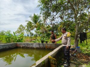Bhabinkamtibmas Polresta Banyuwangi Dukung Ketahanan Pangan melalui Pemanfaatan Lahan Pekarangan Untuk Budi Daya Ikan 