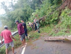 Polisi bersama TNI dan Warga Bersihkan Longsor Jalur Wisata Telaga Ngebel di Ponorogo Kembali Normal
