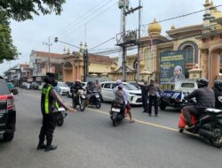 Humanis dan Sigap; Polwan Polresta Banyuwangi Amankan Salat Jumat; Berikan rasa aman ke jemaah