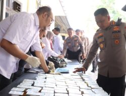 Kapolresta Banyuwangi Gelar Tes Urin Mendadak terhadap Personil Polri