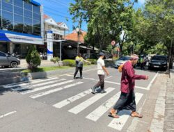 Polwan Tangguh Polresta Banyuwangi siaga kawal ibadah Salat Jumat, Wujudkan Zona Aman Masjid