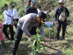 Peduli Lingkungan, Polres Blitar Kota Bersama Forkopimda Tanam Pohon di Area Bekas Tambang