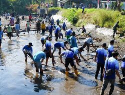 Kodim 0825/Banyuwangi Bersama Pemkab dan Warga Bersinergi Bersihkan Saluran Irigasi DAM Durrahman