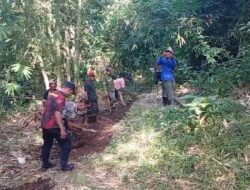 Polsek Arjasa Bersama Warga Kerja Bakti Buka Akses Jalan Penghubung Dua Desa
