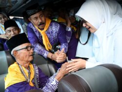 Bupati Ipuk Kembali Lepas Jamaah Haji Banyuwangi, Salah Satunya Seorang Loper Koran Berusia 88 Tahun