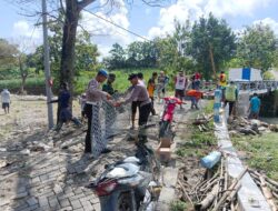 Solid, Polisi dan TNI bersama Warga Pasang Bronjong Cegah Longsor di Bojonegoro