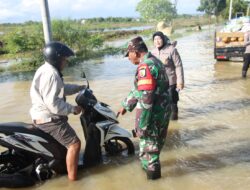 Tanggap Bencana, Polisi dan TNI Bantu Evakuasi Warga Terdampak Banjir di Sumenep