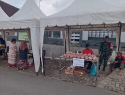 Babinsa Kawal Pasar Murah Di Desa Sumberarum, Warga Antusias Dapatkan Kebutuhan Pokok Terjangkau