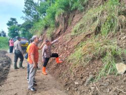 Kompak Polisi bersama TNI dan BPBD Tangani Bencana Longsor di Ponorogo