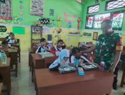 Serda Moh. Hisyam Rosadi Babinsa Kelurahan Kebalenan Koramil 0825/01 Banyuwangi Dampingi Kegiatan Pendistribusian Makan Gratis Bergizi