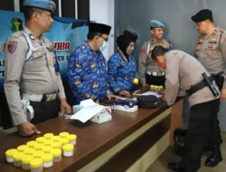 Tegas dan Bersih, 39 Pejabat Utama Polresta Malang Kota Jalani Tes Urine Usai Upacara Kebangkitan Nasional