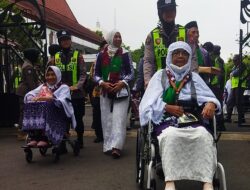 Sigap dan Tulus, Polwan Polres Bojonegoro Dampingi Calon Haji Lansia Menuju Bus