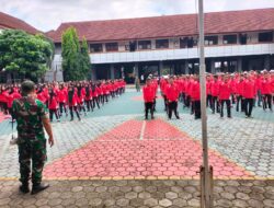 Anggota Koramil 0825/07 Cluring berikan Materi PBB dan Wawasan Kebangsaan kepada Siswa siswi SMK 17 Agustus 1945 Cluring yang akan Melaksanakan Praktek Kerja Lapangan (PKL)