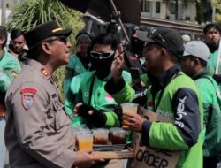 Humanis Polisi Kawal Aksi Damai Driver Ojol di Jember Sambil Berbagi Minuman Dingin
