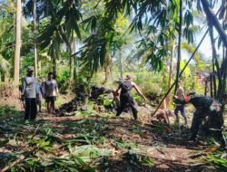 Wujud Kepedulian Lingkungan, Babinsa dan Warga Ringintelu Gelar Kerja Bakti Produktif di Bantaran Sungai Suko