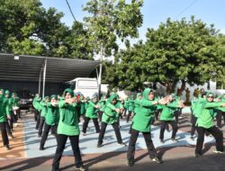 Awali Hari Secara Produktif : Anggota TNI, ASN, dan Persit KCK Kodim 0825/Banyuwangi Laksanakan Senam Bersama