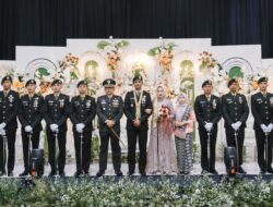 Dandim 0825/Banyuwangi Pimpin Upacara Pedang Pora Pernikahan Lettu Inf Aziz Aditya Sakti