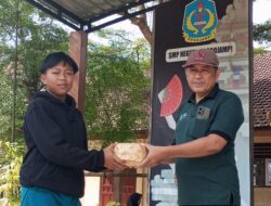 SMPN 2 Rogojampi Bagikan Ratusan Besek Daging Kurban, Wujud Nyata Solidaritas ASN