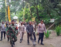 Polres Probolinggo Kawal Kegiatan Adat Mendak Tirta di Air Terjun Madakaripura Jelang Yadnya Kasada